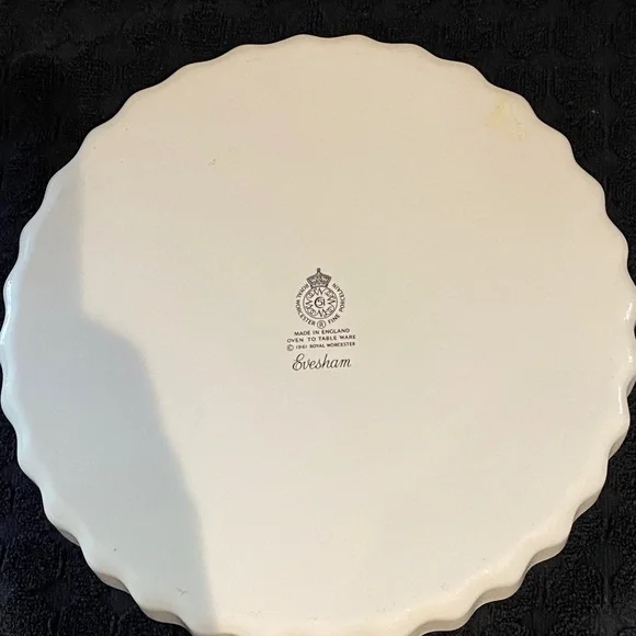 Royal Worcester Elegant White Fine Porcelain  Quiche/ Pie Dish with Fruit Design - Picture 3 of 4
